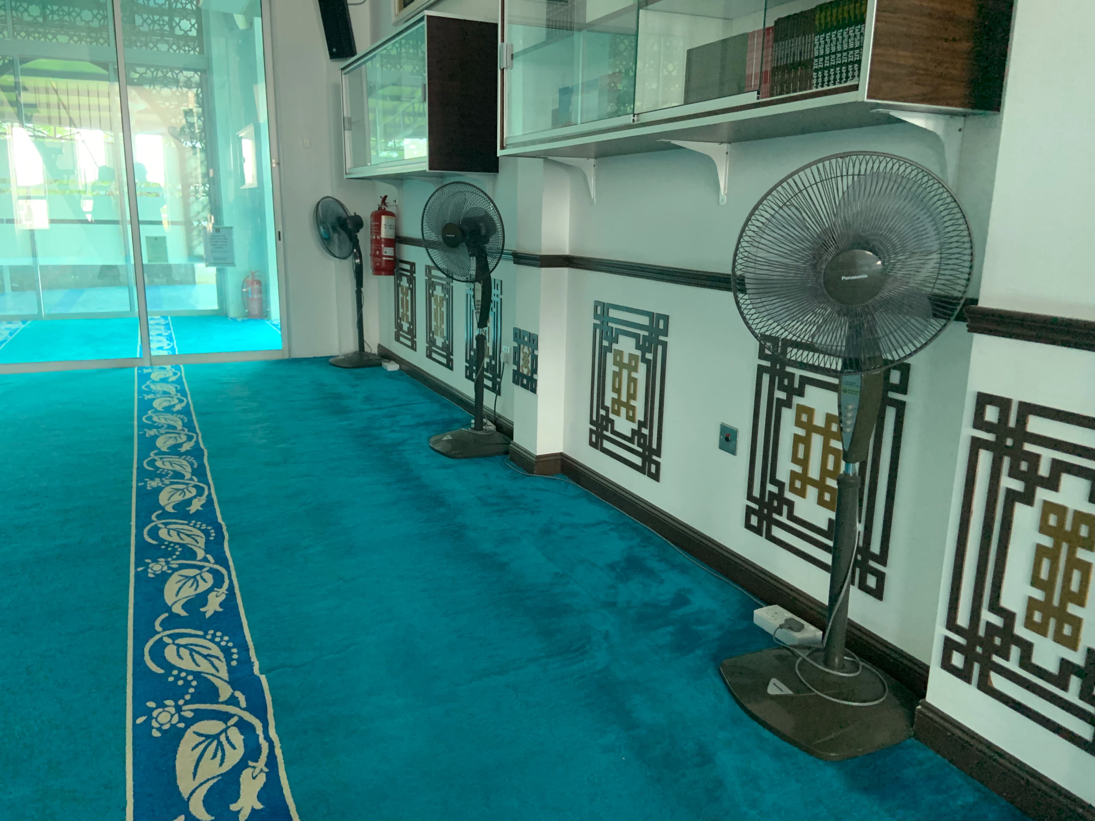 Ruang solat Surau Raja Hairani